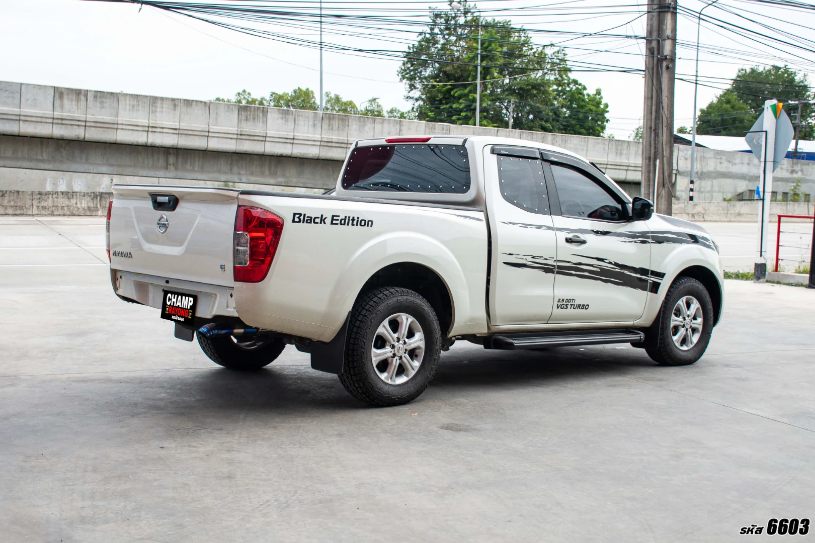 Nissan NP300 NAVARA KING CAB 2.5 E CALIBRE BLACK EDITION - ภาพย่อที่ 4