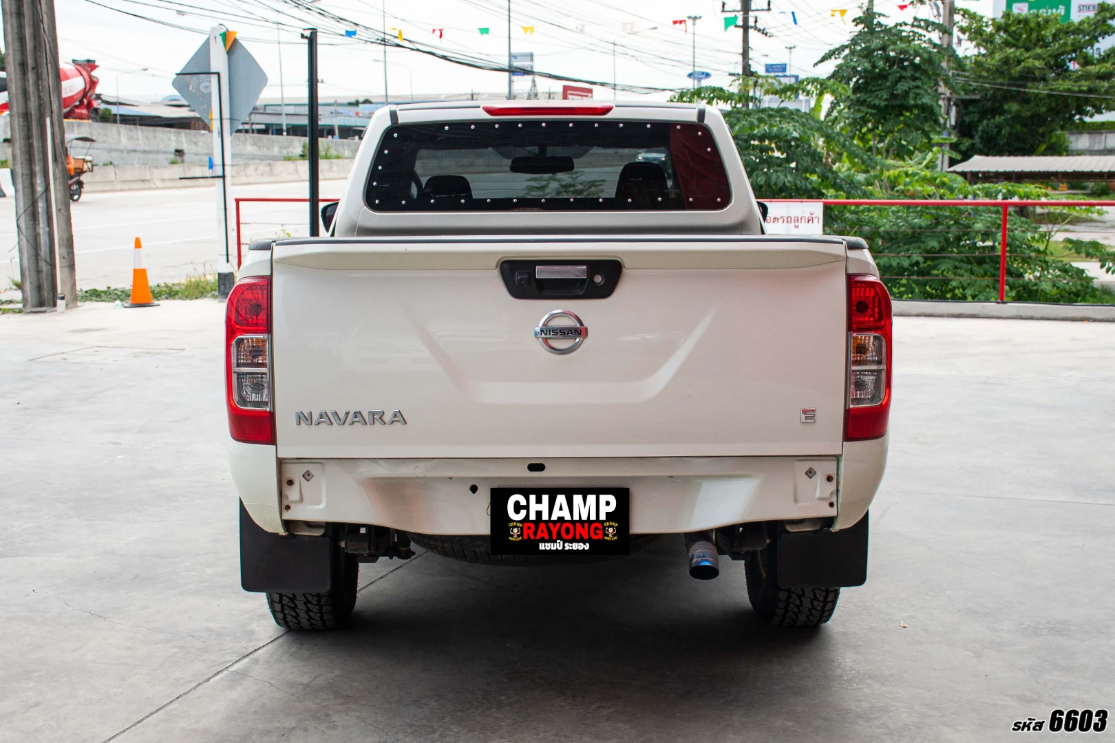 Nissan NP300 NAVARA KING CAB 2.5 E CALIBRE BLACK EDITION - ภาพย่อที่ 5