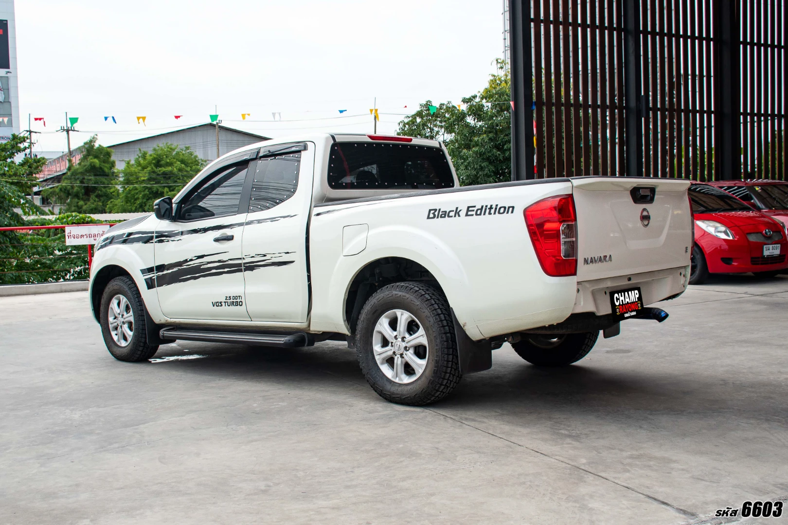 Nissan NP300 NAVARA KING CAB 2.5 E CALIBRE BLACK EDITION - ภาพย่อที่ 6